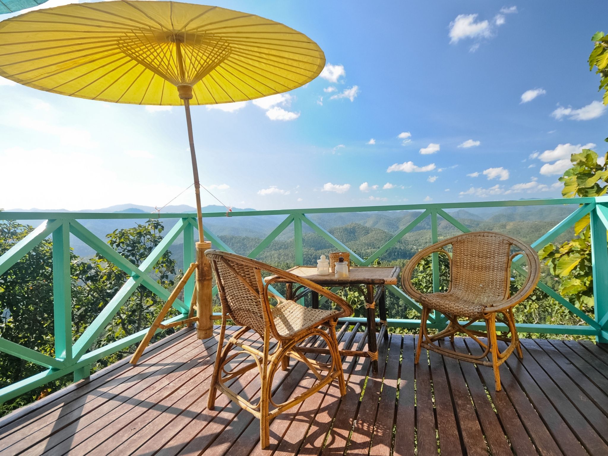 Dřevěný stolek na balkon z bazar ms